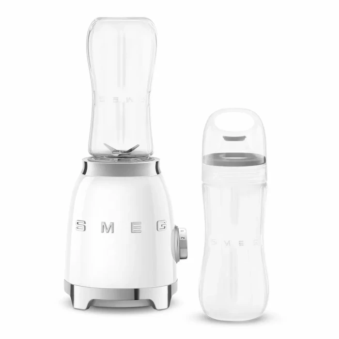Biały blender sportowy SMEG PBF01WHEU wraz z butelką.