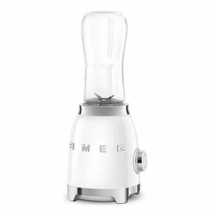 Biały blender sportowy SMEG PBF01WHEU wraz z butelką. Zdjęcie od strony logo po drugiej stronie