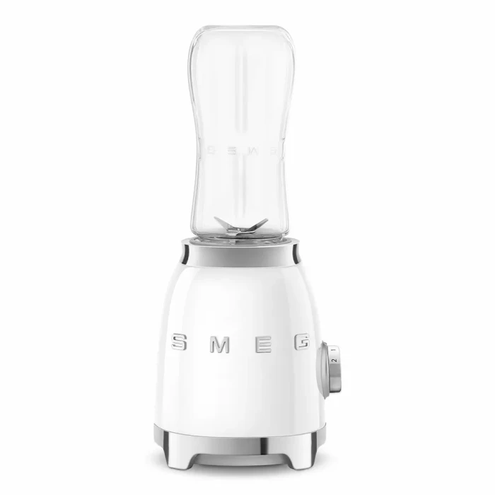 Biały blender sportowy SMEG PBF01WHEU pokazany typowo od boku.
