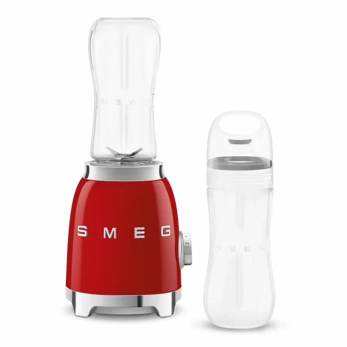 Czerwony blender sportowy SMEG PBF01RDEU wraz z butelką.