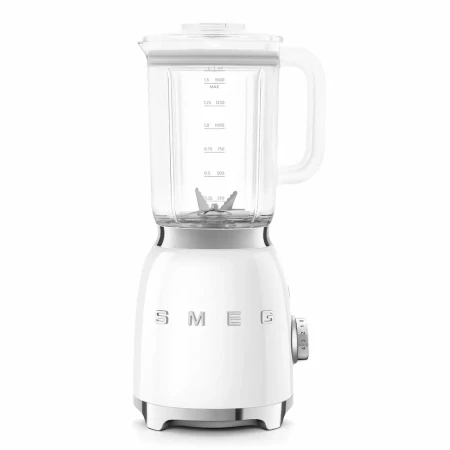 Biały blender kielichowy SMEG BLF03WHEU prezentowany od przodu.