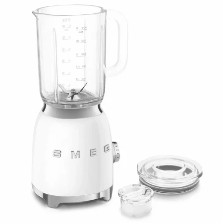 Biały blender kielichowy SMEG BLF03WHEU prezentowany pod kątem.