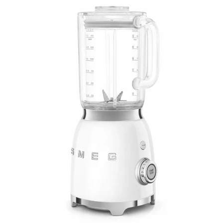 Biały blender kielichowy SMEG BLF03WHEU prezentowany pod kątem ale z drugiej strony.