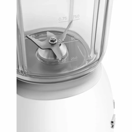 Biały blender kielichowy SMEG BLF03WHEU z zbliżeniem na ostrza blendera.
