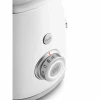 Biały blender kielichowy SMEG BLF03WHEU z zbliżeniem na pokrętło sterowania blenderem.