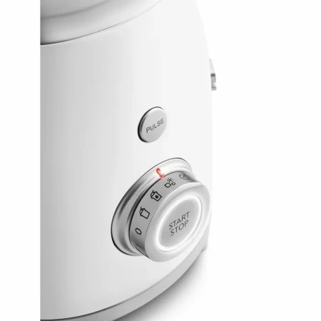 Biały blender kielichowy SMEG BLF03WHEU z zbliżeniem na pokrętło sterowania blenderem.