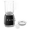 Czarny blender kielichowy SMEG BLF03BLEU prezentowany pod kątem.