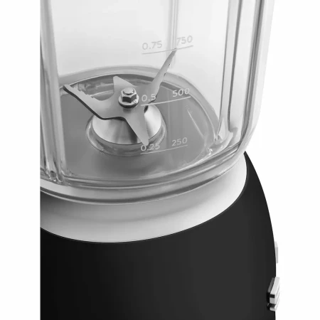 Czarny blender kielichowy SMEG BLF03BLEU z zbliżeniem na ostrza blendera.