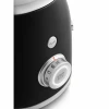 Czarny blender kielichowy SMEG BLF03BLEU z zbliżeniem na pokrętło sterowania blenderem.