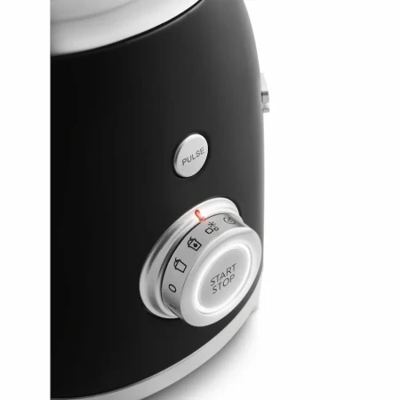 Czarny blender kielichowy SMEG BLF03BLEU z zbliżeniem na pokrętło sterowania blenderem.