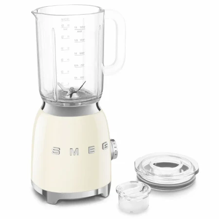 Kremowy blender kielichowy SMEG BLF03CREU prezentowany pod kątem.