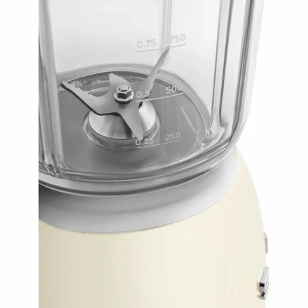 Kremowy blender kielichowy SMEG BLF03CREU z zbliżeniem na ostrza blendera.
