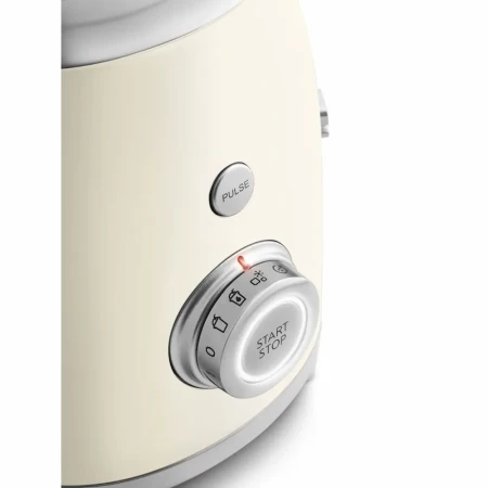 Kremowy blender kielichowy SMEG BLF03CREU z zbliżeniem na pokrętło sterowania blenderem.