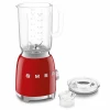 Czerwony blender kielichowy SMEG BLF03RDEU prezentowany pod kątem.