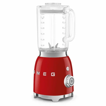 Czerwony blender kielichowy SMEG BLF03RDEU prezentowany pod kątem ale z drugiej strony.