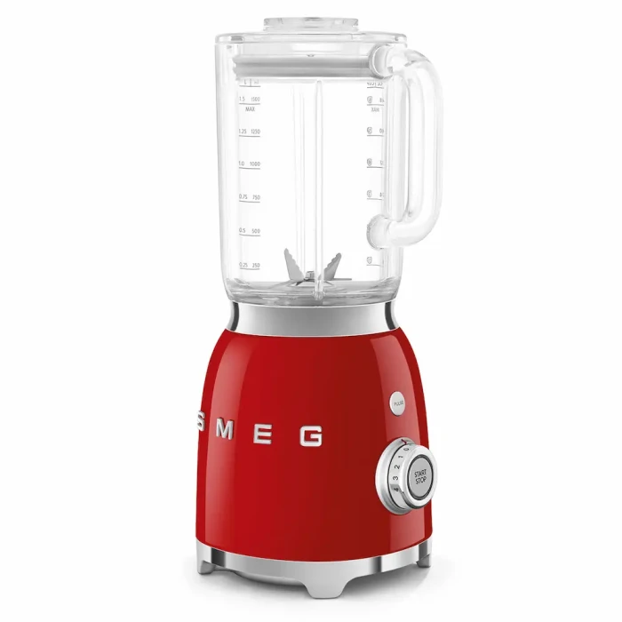 Czerwony blender kielichowy SMEG BLF03RDEU prezentowany pod kątem ale z drugiej strony.
