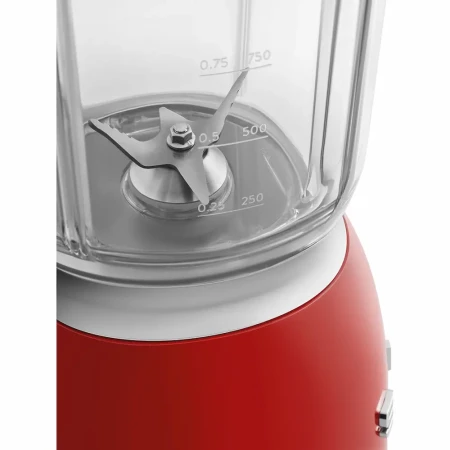 Czerwony blender kielichowy SMEG BLF03RDEU z zbliżeniem na ostrza blendera.