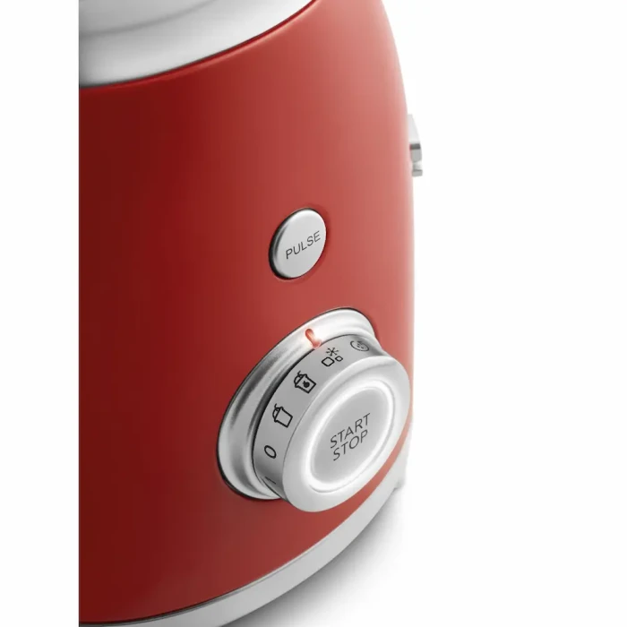 Czerwony blender kielichowy SMEG BLF03RDEU z zbliżeniem na pokrętło sterowania blenderem.