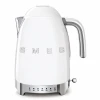 Biały czajnik elektryczny Smeg w stylu retro z lat 50., z chromowanymi detalami i wbudowaną w podstawę regulacją temperatury wody.