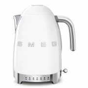 Biały czajnik elektryczny Smeg w stylu retro z lat 50., z chromowanymi detalami i wbudowaną w podstawę regulacją temperatury wody.