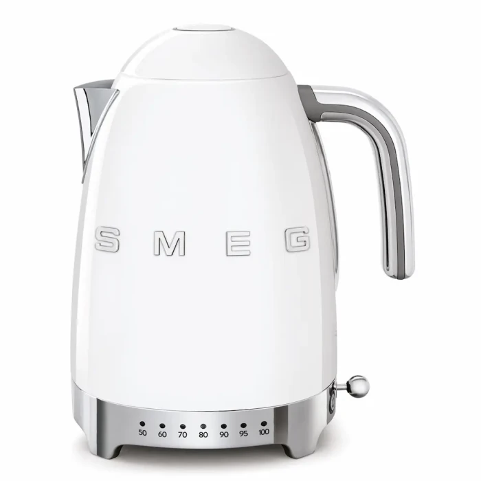 Biały czajnik elektryczny Smeg w stylu retro z lat 50., z chromowanymi detalami i wbudowaną w podstawę regulacją temperatury wody.
