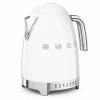 Biały czajnik elektryczny Smeg w stylu retro z lat 50., z chromowanymi detalami i wbudowaną w podstawę regulacją temperatury wody. Pokazany od boku.