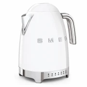Biały czajnik elektryczny Smeg w stylu retro z lat 50., z chromowanymi detalami i wbudowaną w podstawę regulacją temperatury wody. Pokazany od boku.