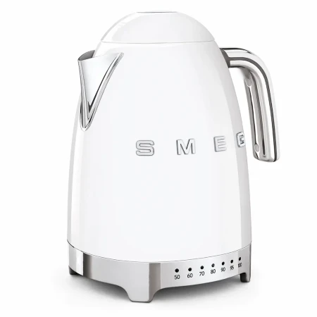 Biały czajnik elektryczny Smeg w stylu retro z lat 50., z chromowanymi detalami i wbudowaną w podstawę regulacją temperatury wody. Pokazany od boku.