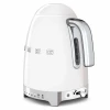 Biały czajnik elektryczny Smeg w stylu retro z lat 50., z chromowanymi detalami i wbudowaną w podstawę regulacją temperatury wody. Pokazany od tyłu, dzięki czemu można zobaczyć rączkę.