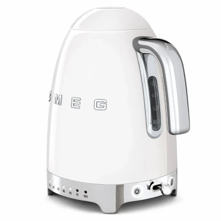 Biały czajnik elektryczny Smeg w stylu retro z lat 50., z chromowanymi detalami i wbudowaną w podstawę regulacją temperatury wody. Pokazany od tyłu, dzięki czemu można zobaczyć rączkę.