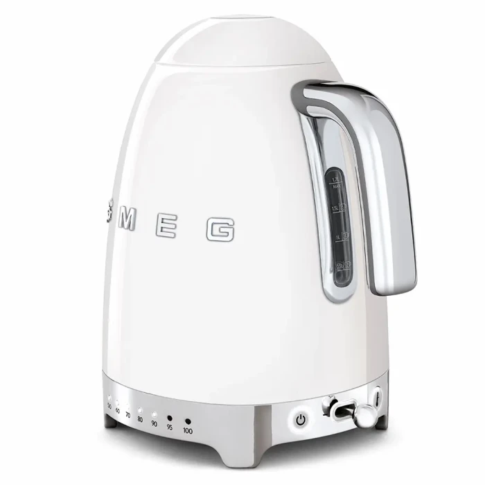 Biały czajnik elektryczny Smeg w stylu retro z lat 50., z chromowanymi detalami i wbudowaną w podstawę regulacją temperatury wody. Pokazany od tyłu, dzięki czemu można zobaczyć rączkę.