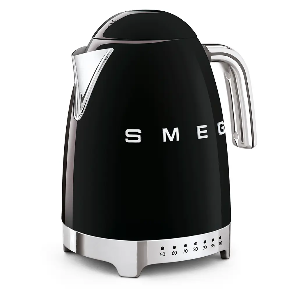 Parzenie herbaty z pomocą czajnika SMEG KLF04